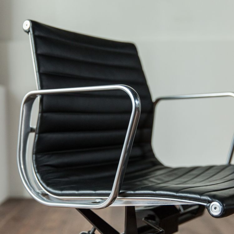 イームズ アルミナムグループ マネージメントチェア Eames Alumimum Group Chair 585 ハーマンミラーのチェア おしゃれな家具通販 インテリアショップ リグナ